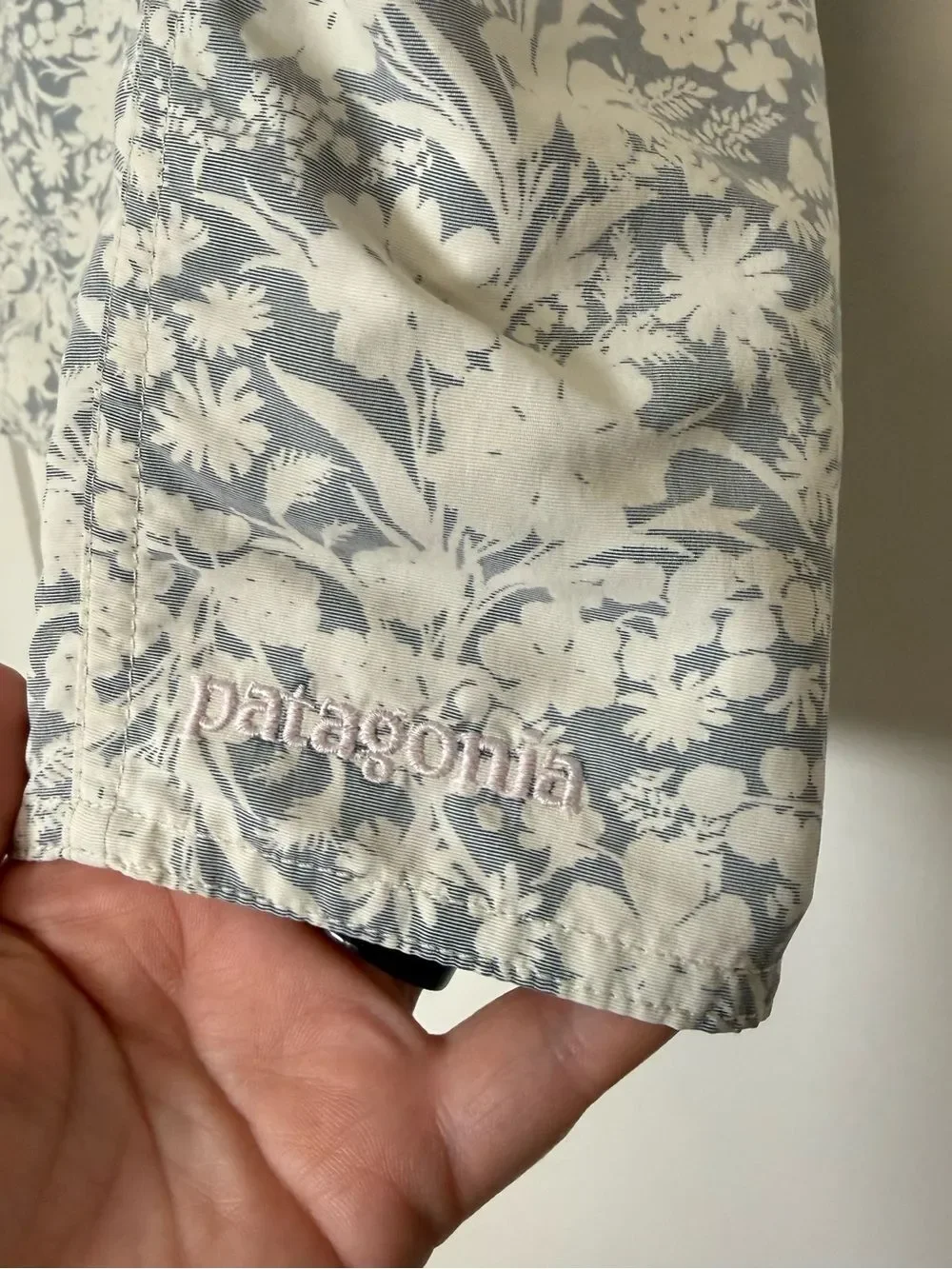 Patagonia Swim Trunks Board Shorts Mens Sz 35 Floral Hawaiian Beach Resort